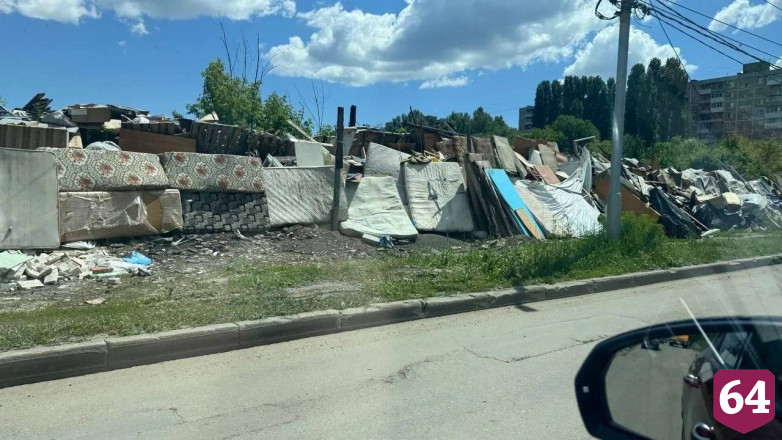 Саратовцы просят убрать стену из хлама у дороги